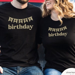 schwarzes T-Shirt oder Baby Body I Happy Birthday mit Wimpel I Geburtstags Überraschung I Familien Shirt für Geburtstage Tradition Bild 1