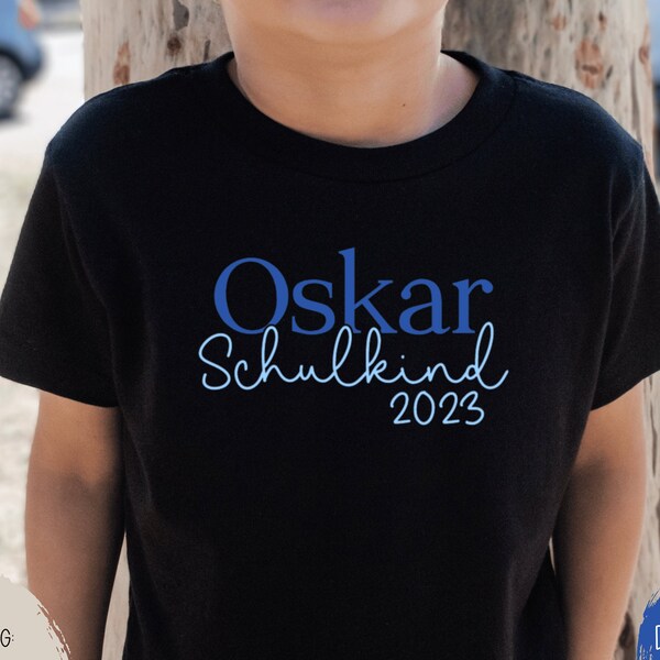 schwarzes T-Shirt „Schulkind 2023“ personalisiert mit Name I Geschenk Einschulung I Outfit erster Schultag I verschiedene Druckfarben