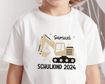 Camiseta blanca “Schulkind 2024” con excavadora y estrellas, impresa en el color deseado Personalicé con el nombre que regalo por inscripción escolar