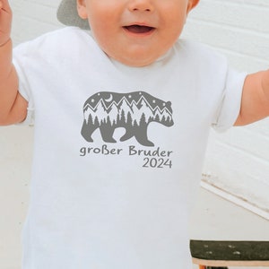 T-shirt bianca con la natura delle montagne dell'orso fratello maggiore 2024 o testo a scelta Posso combinarla con un outfit da fratello Regalo fratello maggiore immagine 1