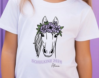 Maglietta bianca “Schulkind 2024” con cavallo e ghirlanda di fiori, personalizzata con nome I Regalo per l'inizio della scuola I Completo primo giorno di scuola