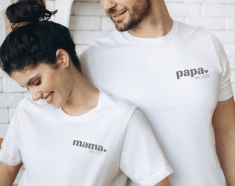 T-shirt con il testo desiderato, ad esempio "mama est. 2024" o "papa" Posso combinarla con un outfit per la famiglia Servizio fotografico partner look Regalo per la festa del papà