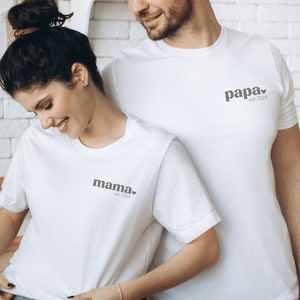 T-shirt con il testo desiderato, ad esempio mama est. 2024 o papa Posso combinarla con un outfit per la famiglia Servizio fotografico partner look Regalo per la festa del papà immagine 1