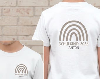 Regenbogen Schulkind 2026 T-Shirt weiß, personalisiert mit Name, Jahreszahl und Druckfarbe I vorne klein & dezent, hinten großer Rückenprint