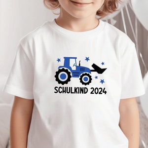 weißes T-Shirt Schulkind 2024 mit Traktor und Sternen, bedruckt in Wunschfarbe I personalisiert mit Name I Geschenk Einschulung 画像 1