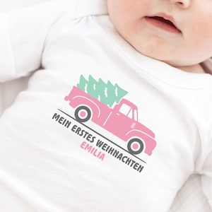 meu primeiro body para bebê de Natal 2024 com caminhonete e árvore de Natal que personalizei com nome I roupa de Natal bebê pastel