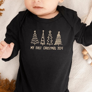 My first Christmas 2024 Baby Body mit Weihnachtsbäumen I Tannenbäume I mit Name und Wunschtext personalisierbar I Weihnachtsoutfit Baby