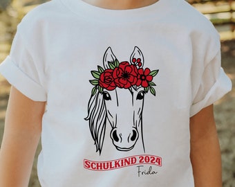 weißes T-Shirt „Schulkind 2024“ mit Pferd und Blumenkranz, personalisiert mit Namen I Geschenk zur Einschulung I Outfit erster Schultag