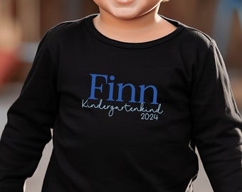 schwarzes T-Shirt oder Langarm Shirt "Kindergartenkind 2024" oder Wunschtext I z.B. Kitakind / Krippenkind I personalisiert mit Name