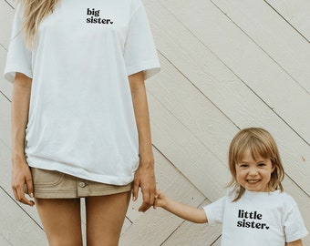 Camiseta con el texto deseado, por ejemplo, "hermana mayor" / "hermana pequeña". Puedo combinarla con un traje de hermano. Regalo para hermano. Look de pareja.
