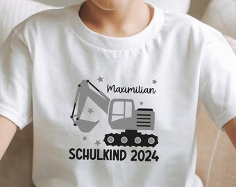 weißes T-Shirt „Schulkind 2024“ mit Bagger und Sternen, bedruckt in Wunschfarbe I personalisiert mit Name I Outfit erster Schultag