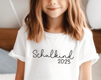 Wit T-shirt “Schulkind 2023” bedrukt in gewenste kleur I, eventueel gepersonaliseerd met naam Cadeau voor startende school