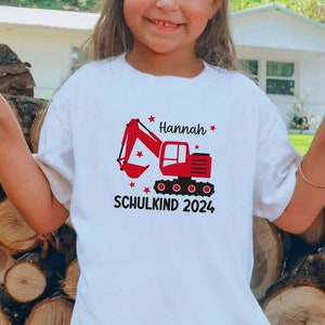T-shirt blanc Schulkind 2024 avec pelle et étoiles, imprimé dans la couleur souhaitée Je l'ai personnalisé avec mon nom Je porte la tenue du premier jour d'école image 1