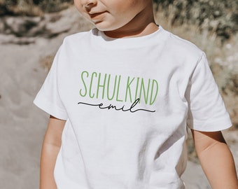 weißes schlichtes T-Shirt „Schulkind 2023“ personalisiert mit Name, bedruckt in Wunschfarbe I Geschenk zur Einschulung