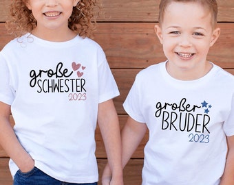 weißes T-Shirt oder Baby Body "große Schwester 2024" /  "großer Bruder 2024" mit Herzen oder Sternen I zu Geschwister Outfit kombinierbar