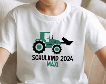 weißes T-Shirt „Schulkind 2024“ mit Traktor und Sternen, bedruckt in Wunschfarbe I personalisiert mit Name I Outfit erster Schultag