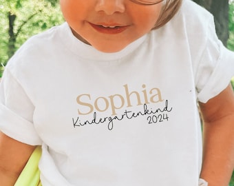 weißes T-Shirt "Kindergartenkind 2024" oder Wunschtext I z.B. Kitakind / Krippenkind I personalisiert mit Name I langarm oder kurzarm