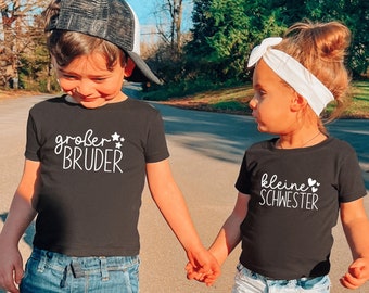schwarzes T-Shirt oder Baby Body "großer Bruder"/"kleine Schwester" mit Namen und Herzen oder Sternen I kombinierbar zu Geschwister Outfit