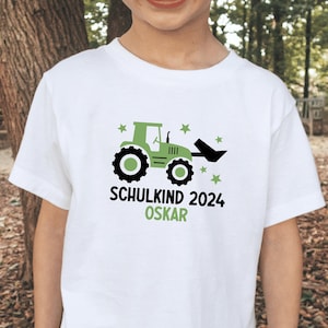 weißes T-Shirt Schulkind 2024 mit Traktor und Sternen, bedruckt in Wunschfarbe I personalisiert mit Name I Geschenk Einschulung Bild 3