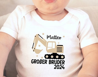 weißes T-Shirt oder Baby Body mit Bagger "Großer Bruder 2024" oder Wunschtext I Geschenk für großen Bruder I Verkündung 2. Schwangerschaft