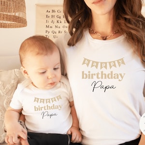 weißes T-Shirt oder Baby Body I Happy Birthday Mama / Papa / Oma / Opa / Wunschtext I Geburtstag Überraschung