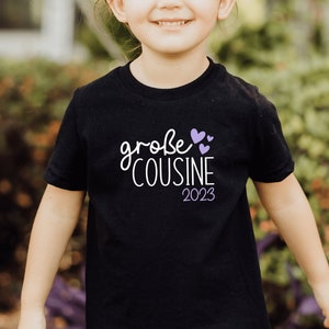 schwarzes T-Shirt oder Baby Body große Cousine 2024 / große Schwester 2024 mit Herzen I Schwangerschaftsverkündung Bild 1