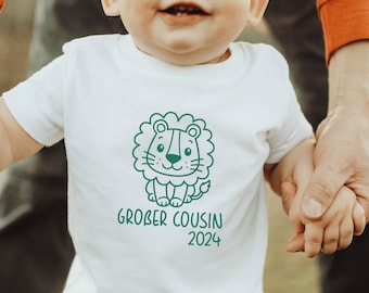 white T-shirt or baby bodysuit with lion I "big cousin 2024" or desired text I gift I pregnancy announcement family