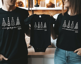 Annuncio di gravidanza per Natale I Papa Mama Mini 2024 I Con alberi di Natale I Testo desiderato I Outfit natalizio per la famiglia