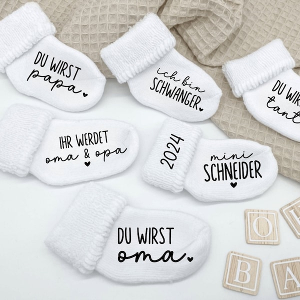 Babysocke Schwangerschaftsverkündung mit Wunschtext I optional mit personalisiertem Leinensäckchen I verschiedene Druck- und Sockenfarben