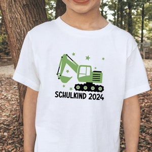 T-shirt blanc Schulkind 2024 avec pelle et étoiles, imprimé dans la couleur souhaitée Je l'ai personnalisé avec mon nom Je porte la tenue du premier jour d'école image 4