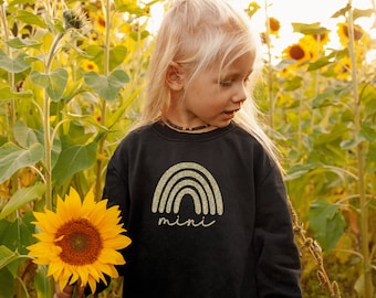 maglione nero "Mini" con arcobaleno I boho romantico posso abbinarlo con outfit mamma bimbo I maglione felpa regalo I servizio fotografico