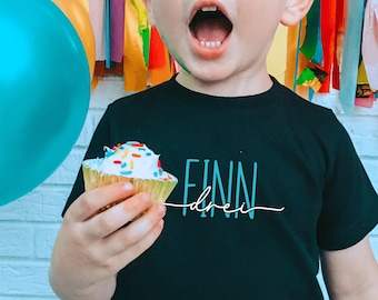 Geburtstags T-Shirt oder Langarm Shirt in schwarz I schlicht | personalisiert mit Namen I Zahl ausgeschrieben I Kindergeburtstag