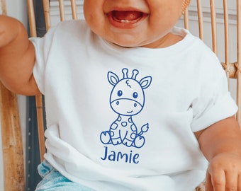 T-Shirt mit Giraffe I personalisiert mit Namen I Geschenk Baby I Babyparty Geschenk I Junge und Mädchen I Wunschfarbe wählbar