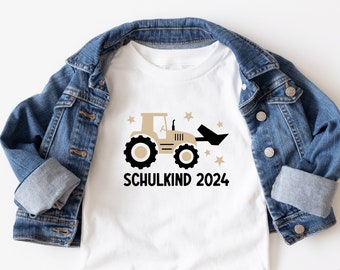 maglietta bianca “Schulkind 2024” con trattore e stelle, stampata nel colore desiderato ho personalizzata con nome completo primo giorno di scuola