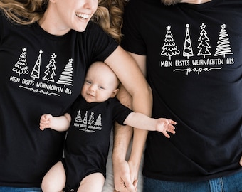 Unser erstes Weihnachten als Familie Mama Papa Mini mit Tannenbäumen I Wunschtext I Weihnachtsoutfit Familie I Fotoshooting weihnachtlich