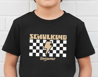 Camiseta escolar moderna en color negro, personalizada con nombre: camiseta para el primer día de clases con motivo de rayo y cuadros.