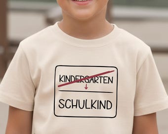 Schulkind Shirt mit Ortsschild Motiv – Einschulung & Klassenwechsel T-Shirt in creme – personalisiert mit Wunschtext
