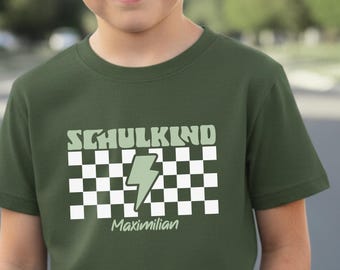 Camiseta verde para escolares, personalizada con nombre: camiseta de vuelta al cole con un estilo retro genial con motivo de rayo y cuadros.