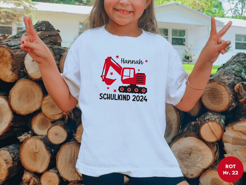 T-shirt blanc Schulkind 2024 avec pelle et étoiles, imprimé dans la couleur souhaitée Je l'ai personnalisé avec mon nom Je porte la tenue du premier jour d'école image 1