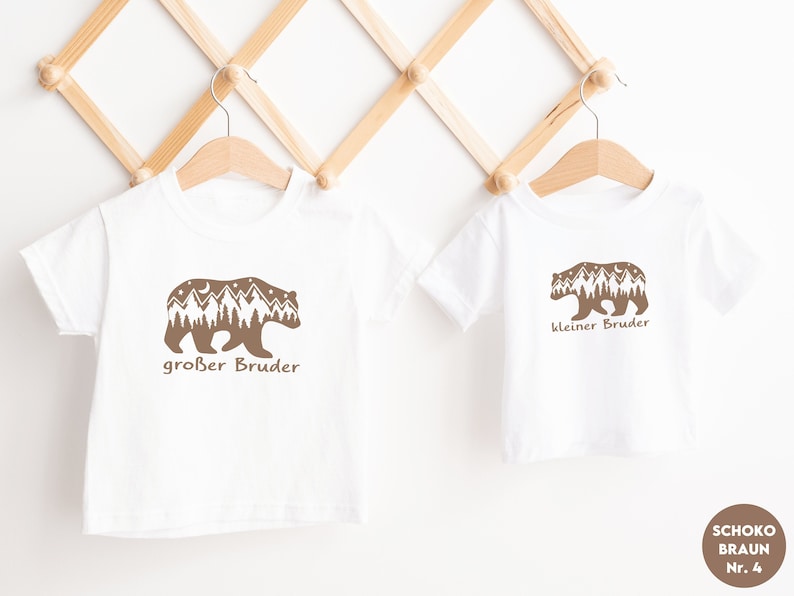 weißes T-Shirt mit Bär Berge Natur großer Bruder 2024 oder Wunschtext I zu Geschwister Outfit kombinierbar I Geschenk großer Bruder Bild 2