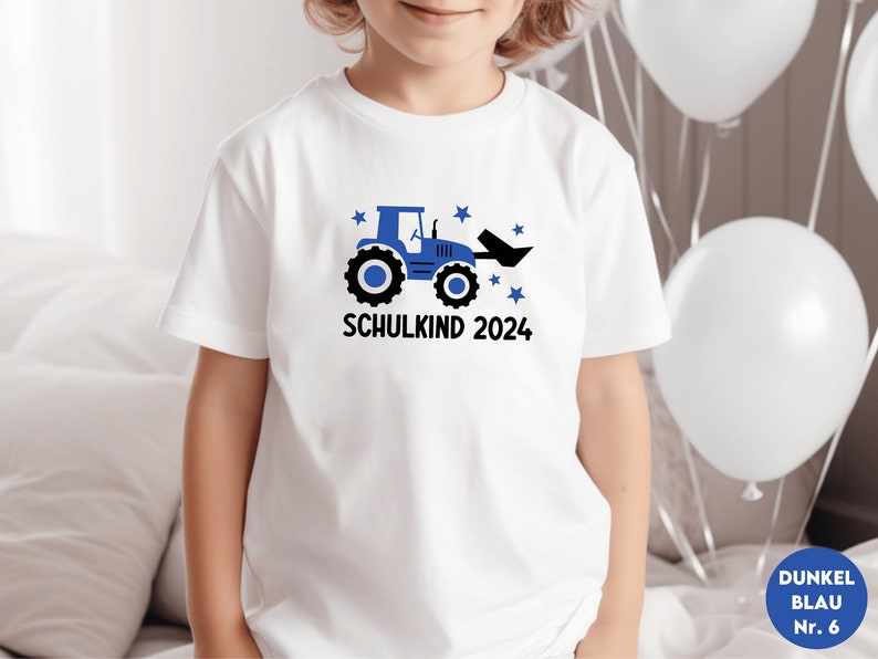 weißes T-Shirt Schulkind 2024 mit Traktor und Sternen, bedruckt in Wunschfarbe I personalisiert mit Name I Geschenk Einschulung Bild 1