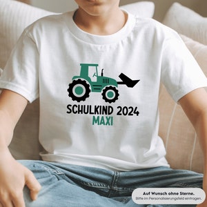 weißes T-Shirt Schulkind 2024 mit Traktor und Sternen, bedruckt in Wunschfarbe I personalisiert mit Name I Geschenk Einschulung Bild 2