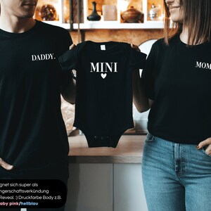 T-Shirt oder Baby Body Mama / Papa / Mini I schwarz schlicht mit Herz I Fotoshooting I Partnerlook I zu Familien Outfit kombinierbar Bild 3