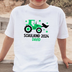 weißes T-Shirt Schulkind 2024 mit Traktor und Sternen, bedruckt in Wunschfarbe I personalisiert mit Name I Geschenk Einschulung 画像 6