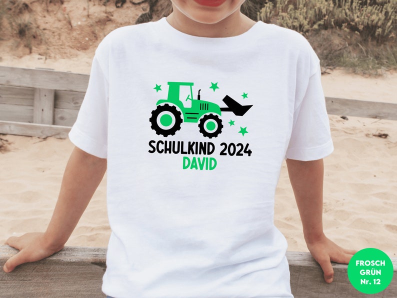 weißes T-Shirt Schulkind 2024 mit Traktor und Sternen, bedruckt in Wunschfarbe I personalisiert mit Name I Geschenk Einschulung Bild 6