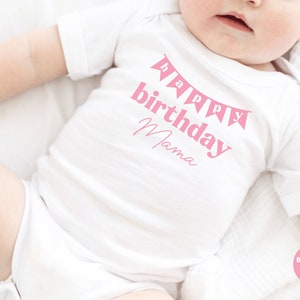 weißes T-Shirt oder Baby Body I Happy Birthday Mama  mit Wimpel I Geburtstags Überraschung I Papa / Oma / Opa / mit Name