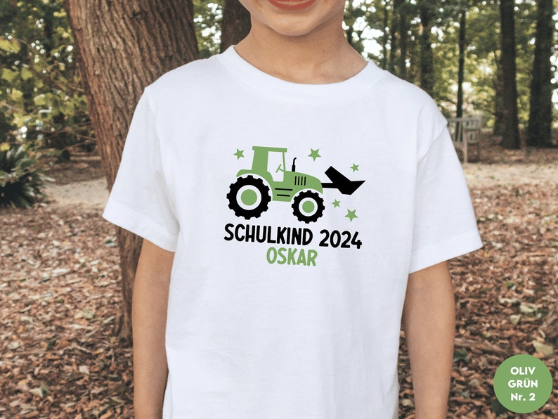 weißes T-Shirt Schulkind 2024 mit Traktor und Sternen, bedruckt in Wunschfarbe I personalisiert mit Name I Geschenk Einschulung Bild 3