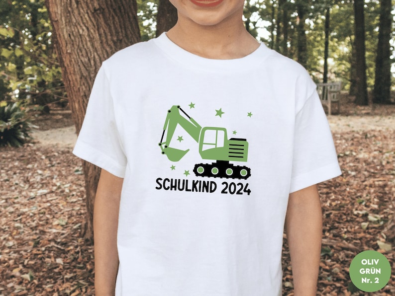 T-shirt blanc Schulkind 2024 avec pelle et étoiles, imprimé dans la couleur souhaitée Je l'ai personnalisé avec mon nom Je porte la tenue du premier jour d'école image 4