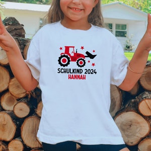 weißes T-Shirt Schulkind 2024 mit Traktor und Sternen, bedruckt in Wunschfarbe I personalisiert mit Name I Geschenk Einschulung 画像 5