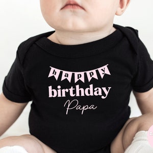 schwarzes T-Shirt oder Baby Body I Happy Birthday mit Wimpel I Geburtstags Überraschung I Familien Shirt für Geburtstage Tradition Bild 3